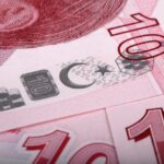 Banconota in evidenza con data di dismissione 27 gennaio, simbolo di cambiamento monetario.