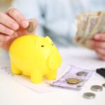 Uomo che consulta documenti fiscali, riflettendo su nuove norme di risparmio.