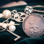 Collezione di oggetti di antiquariato, tra cui mobili e decorazioni, in un negozio specializzato.