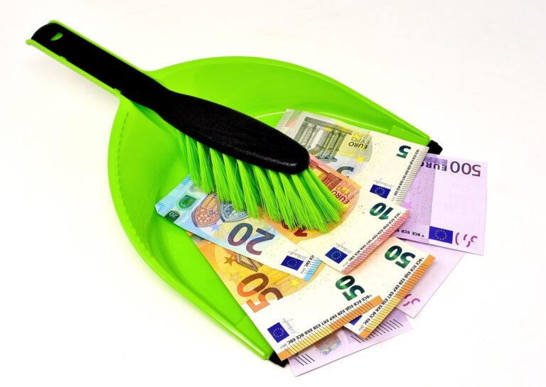 Inquilino che denuncia affitto in nero, con documenti e contratto in evidenza.