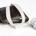 Persone anziane sorridenti che discutono di spese e risparmi in un ambiente accogliente.