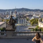 Panorama della città più visitata nel 2024, affollata di turisti e attrazioni iconiche.