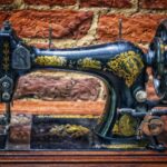 Macchina da cucire Singer del 1970, esposta con dettagli vintage e funzionante, simbolo di artigianato e storia.