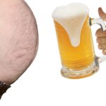 Uomo che beve birra, riflettendo su miti e verità sui benefici per i reni.
