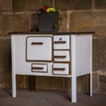 Immagine di una stufa moderna con un avviso sul bonus di 8000 euro per sostituzione in vista del 2025.