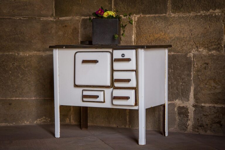 Immagine di una stufa moderna con un avviso sul bonus di 8000 euro per sostituzione in vista del 2025.