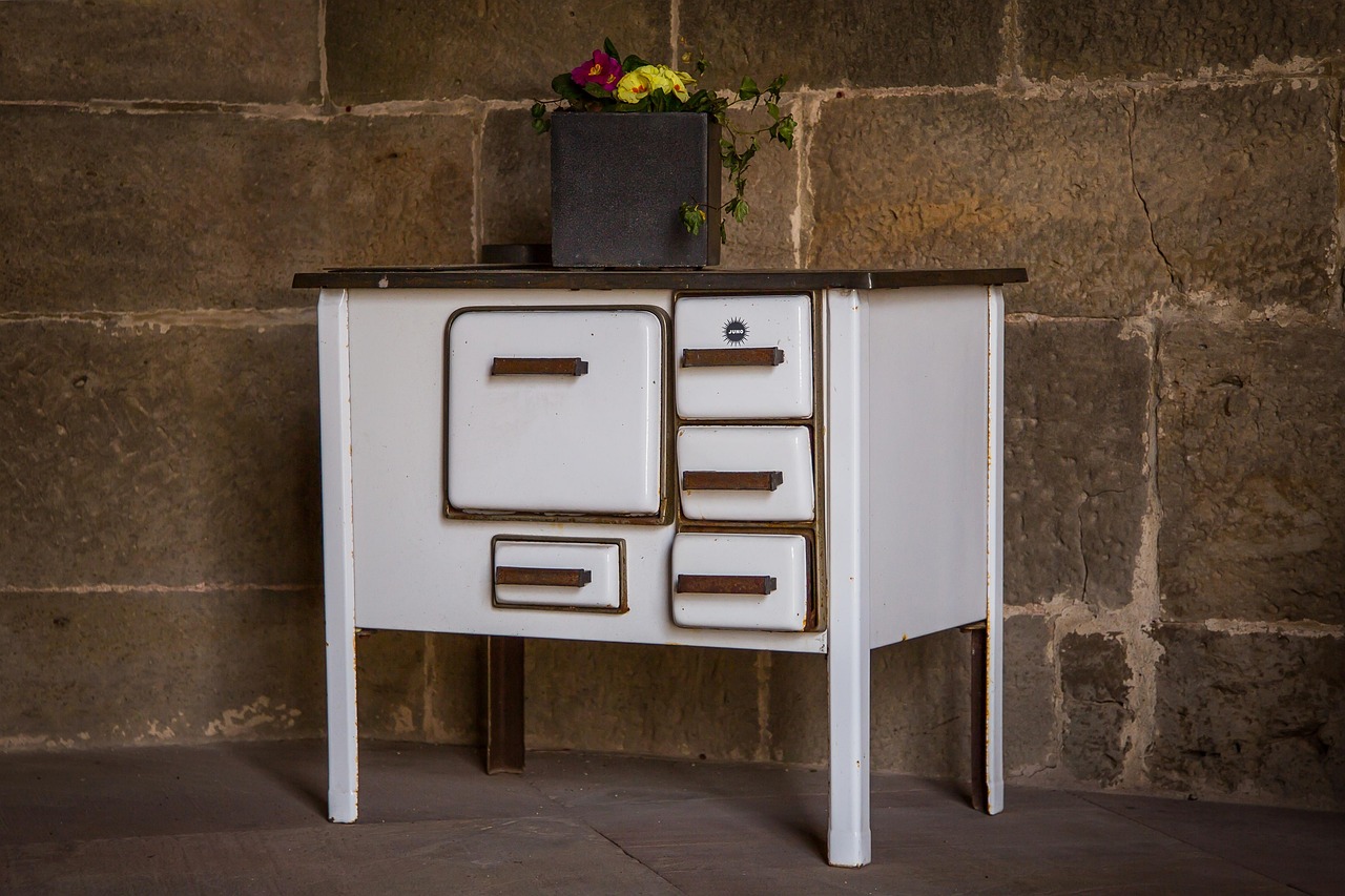 Immagine di una stufa moderna con un avviso sul bonus di 8000 euro per sostituzione in vista del 2025.