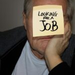 Badante assiste un anziano non autosufficiente, simbolo di supporto e sgravi fiscali nel 2026.