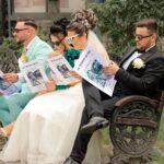 Concorrenti e pacchisti di Affari Tuoi durante il gioco, sorridenti e concentrati.