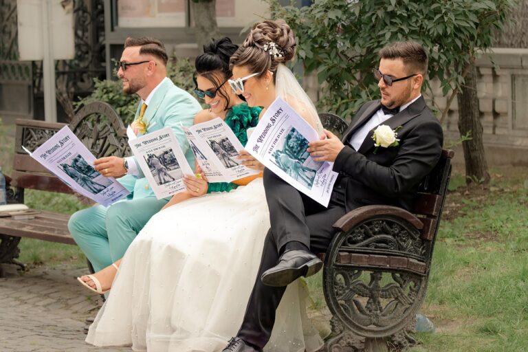 Concorrenti e pacchisti di Affari Tuoi durante il gioco, sorridenti e concentrati.