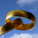 Anelli d'oro vintage con marchi misteriosi, simboli di storia e valore da scoprire.