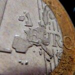 Moneta da 2 euro Grecia 2002 con lettera 'S', simbolo di valore e riconoscimento.