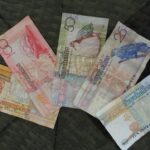 Immagine di diverse banconote non valide per i pagamenti, con evidenziate le caratteristiche di invalidità.