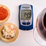 Cinque cibi salutari per ridurre il colesterolo alto, disposti su un tavolo.