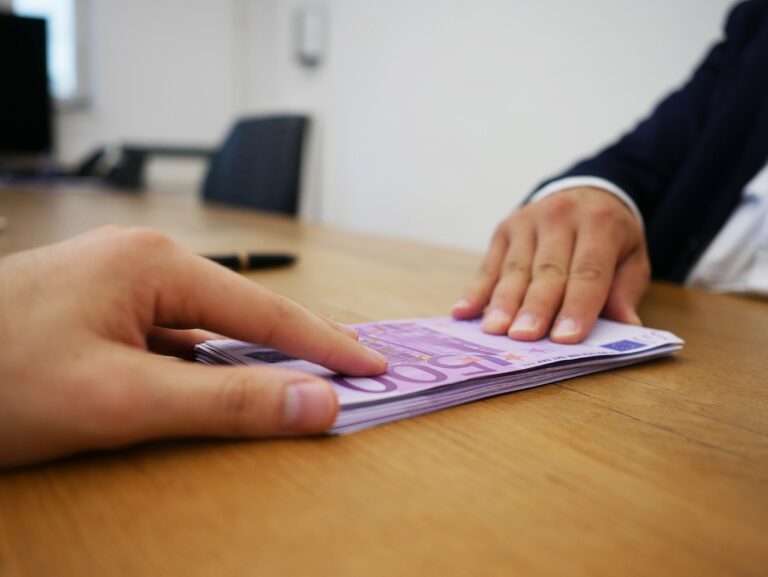 Ufficio Inps con documenti sul certificato di esistenza in vita da presentare entro marzo.