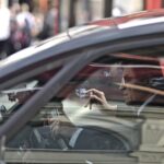 Immagine di un'auto con simbolo di esenzione bollo, evidenziando l'agevolazione per i 75enni nel 2026.