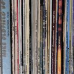 Vinile raro in una collezione, evidenziando album preziosi da controllare.