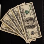 Rappresentazione grafica della Legge 104 con simboli monetari e un conto bancario.