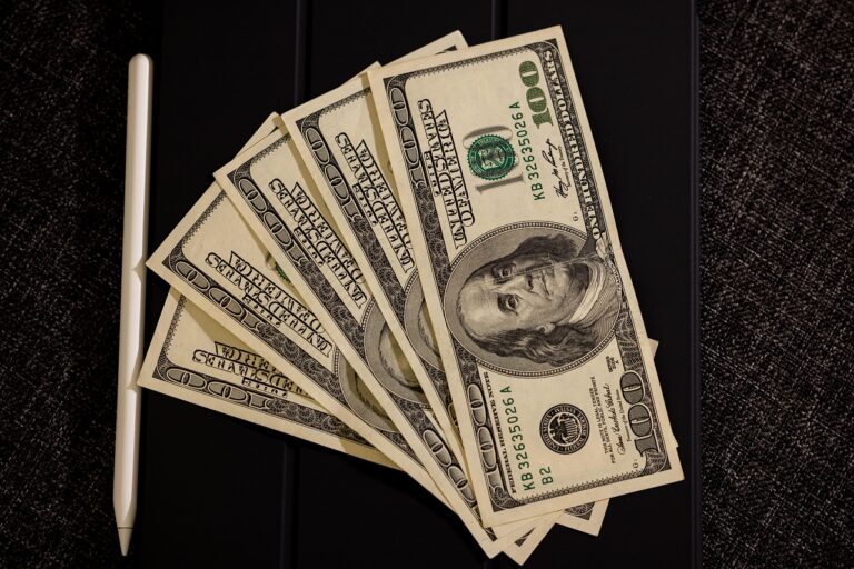 Rappresentazione grafica della Legge 104 con simboli monetari e un conto bancario.