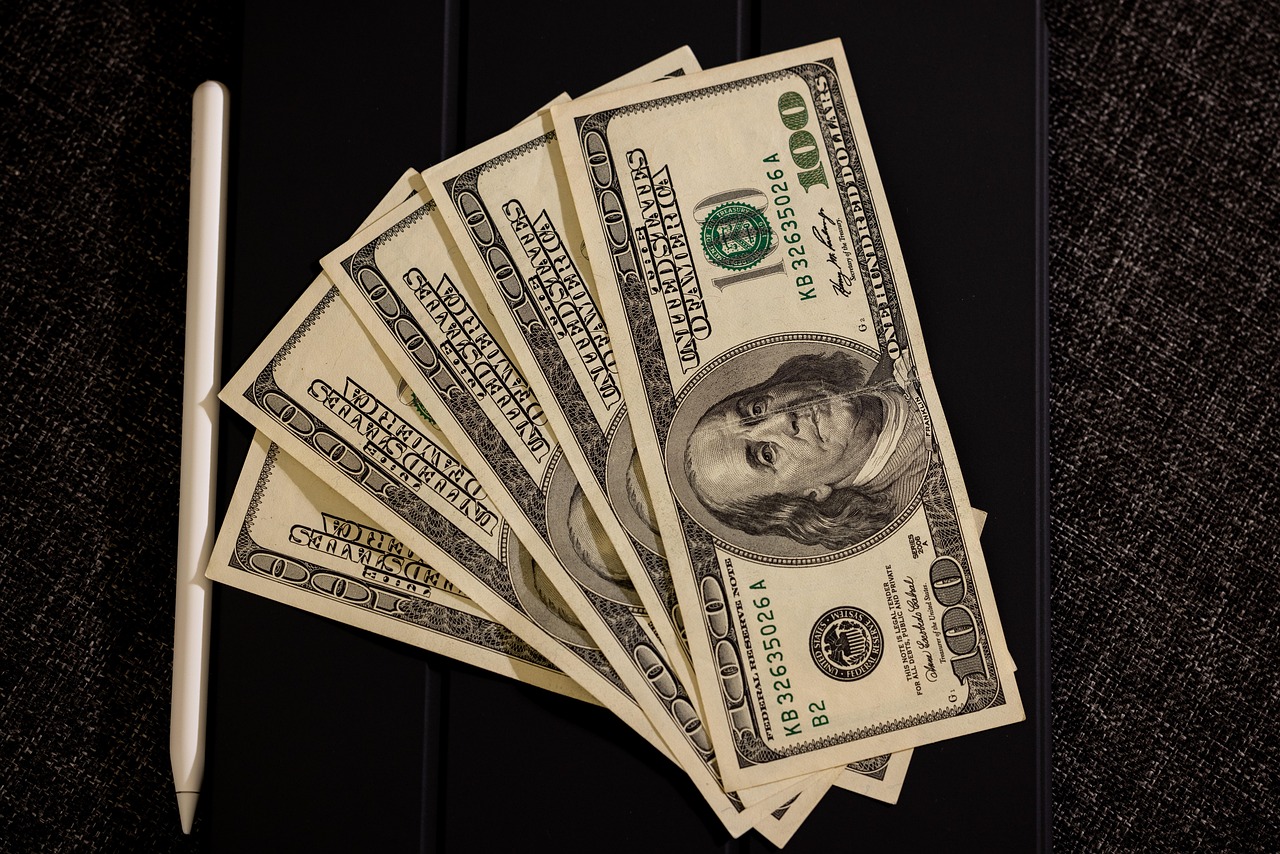 Rappresentazione grafica della Legge 104 con simboli monetari e un conto bancario.