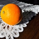 Vecchi centrini in pizzo della nonna esposti su un tavolo, simbolo di valore e tradizione familiare.