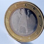 Moneta da 1 euro con l'aquila, simbolo di valore e autenticità nella collezione numismatica.