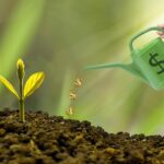 Immagine di un buono fruttifero 2025 con tasso d'interesse al 6% su sfondo di risparmi finanziari.