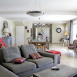 Uomo anziano che sceglie mobili in un negozio, illustrando il bonus mobili per over 70