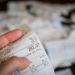 Biglietto del Superenalotto con cifra del jackpot da record vinto in primo piano.