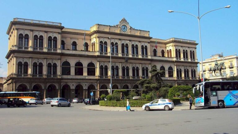 Bollo auto 2026: esenzioni per pensionati in Lombardia, con grafica di auto e simboli di risparmio.