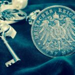 Moneta autentica con dettagli visibili, strumenti per il riconoscimento e confronto con un falso.