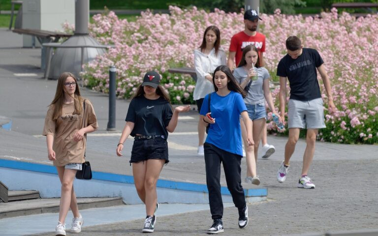 Studente universitario che compila domanda per bonus affitto 2026, con documenti e computer.