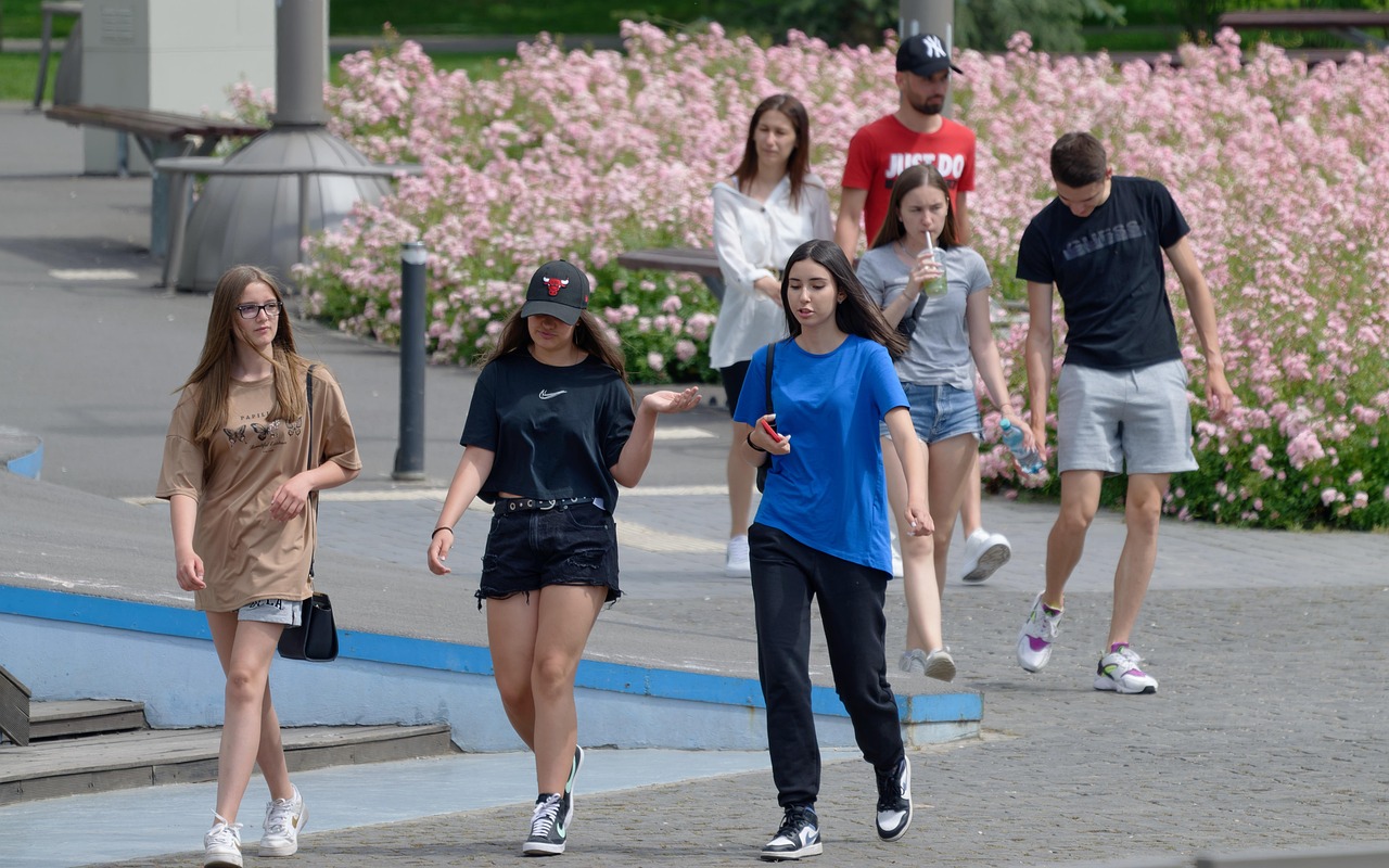 Studente universitario che compila domanda per bonus affitto 2026, con documenti e computer.