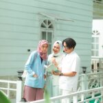 Ufficio con documenti e calcolatrice, simbolo della verifica per l'esenzione IMU prima casa.