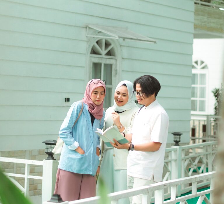 Ufficio con documenti e calcolatrice, simbolo della verifica per l'esenzione IMU prima casa.