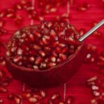 Semi di melograno freschi in una ciotola, pronti per essere consumati.