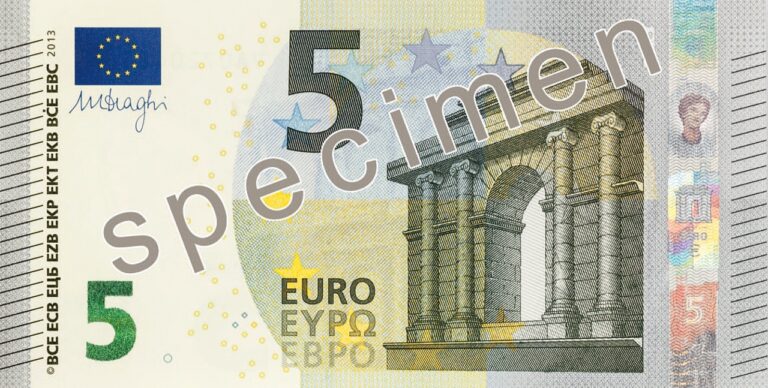 Banconote da 5 euro del 2002, potenzialmente valutabili fino a 700 euro nel 2026.