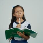 Studente che compila una domanda per il bonus libri scolastici, scadenza 31 luglio 2026.